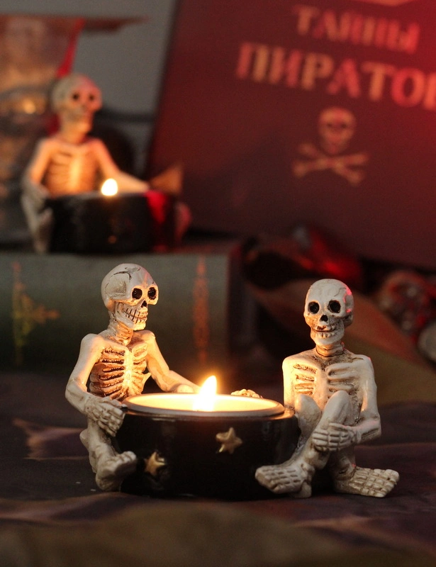 2022 Latest Style Wholesale High Quality Customized Halloween Home Deco Two Human Skeleton with Candle Holder